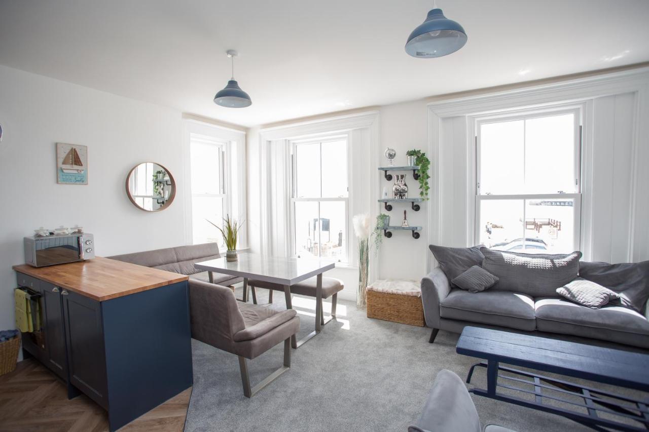 Apartment Lovely 3-bedroom With Stunning Sea Views